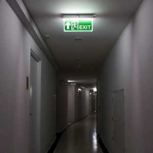 https://design-led.fr/it/ Faro di emergenza LED bifacciale da 2W con 5 segnali 64,30 € 54,65 € C72375